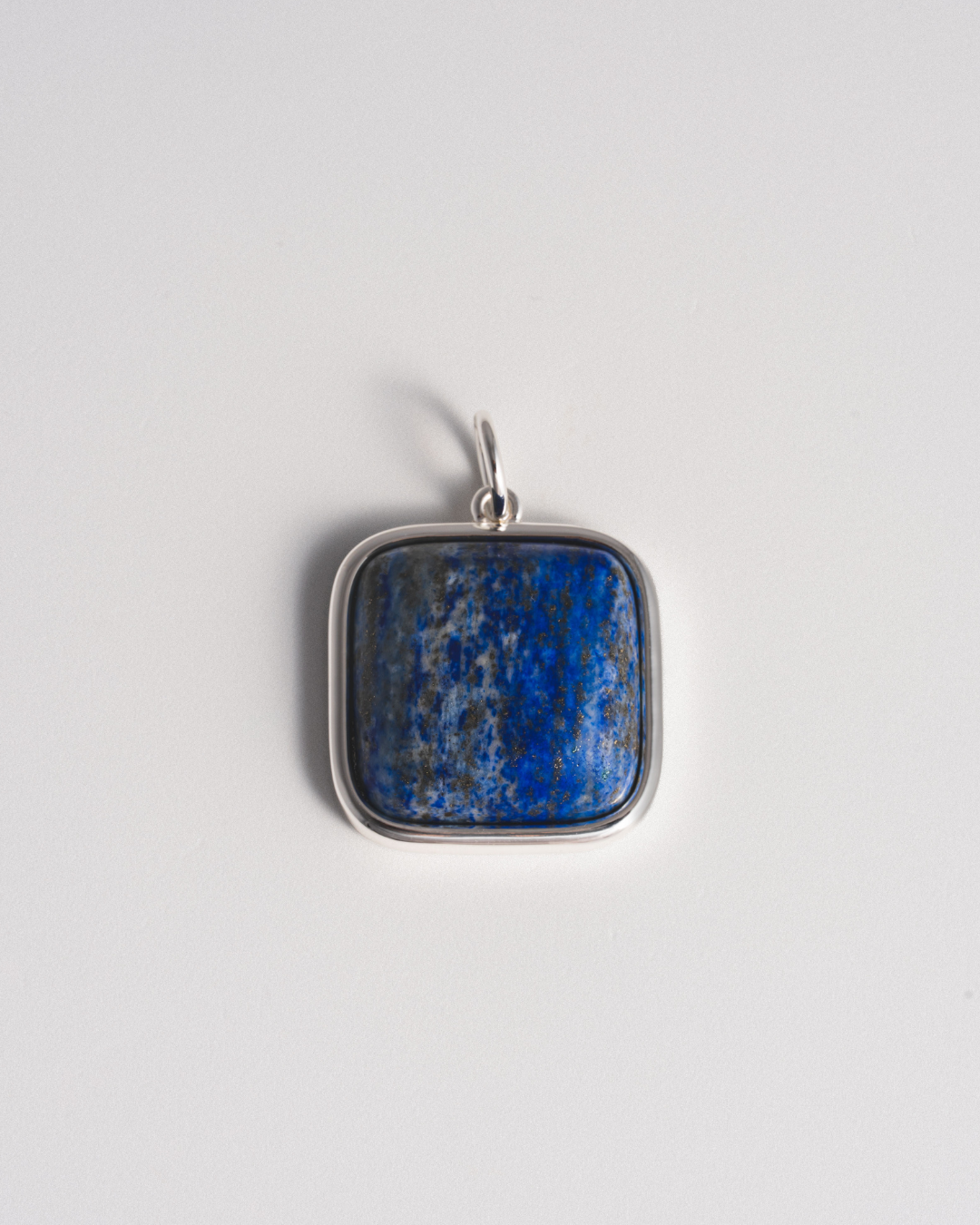 Breloque sertie de lapis-lazuli