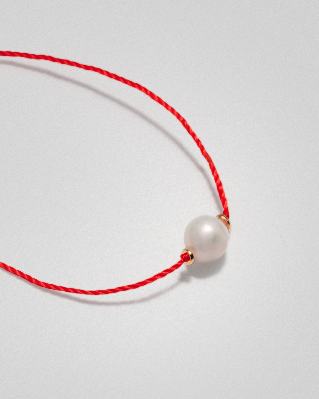 Bracelet porte-bonheur en fil rouge