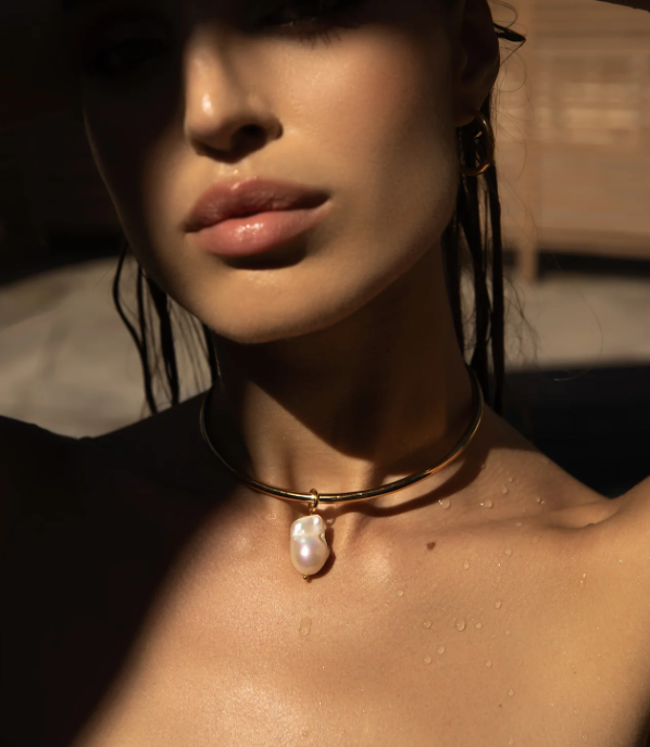 Collier ras-du-cou Lily avec perle baroque - Doré