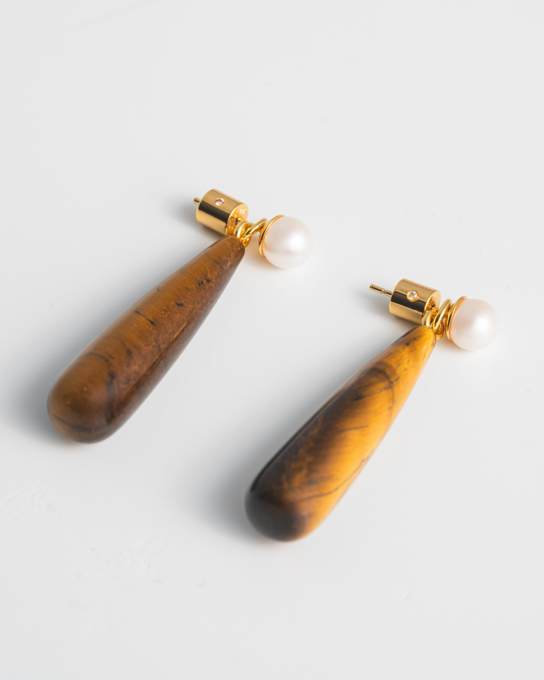Puces d'oreilles perle et veste d'oreille œil de tigre