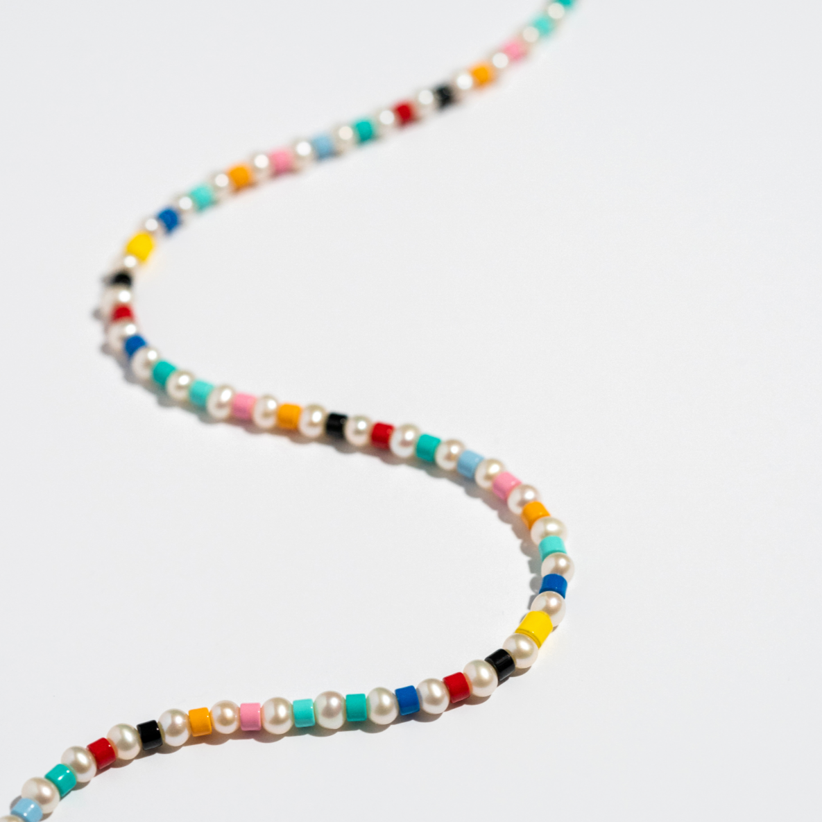 Collier de perles en couleur 